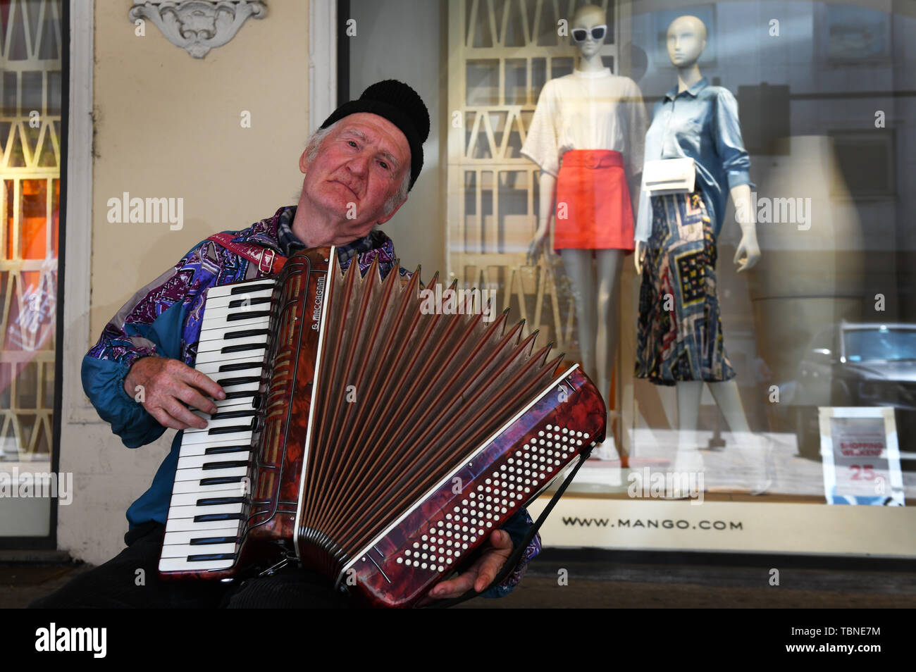 Alte Mann spielt Akkordeon auf den Strassen von Brescia in Italien Stockfoto