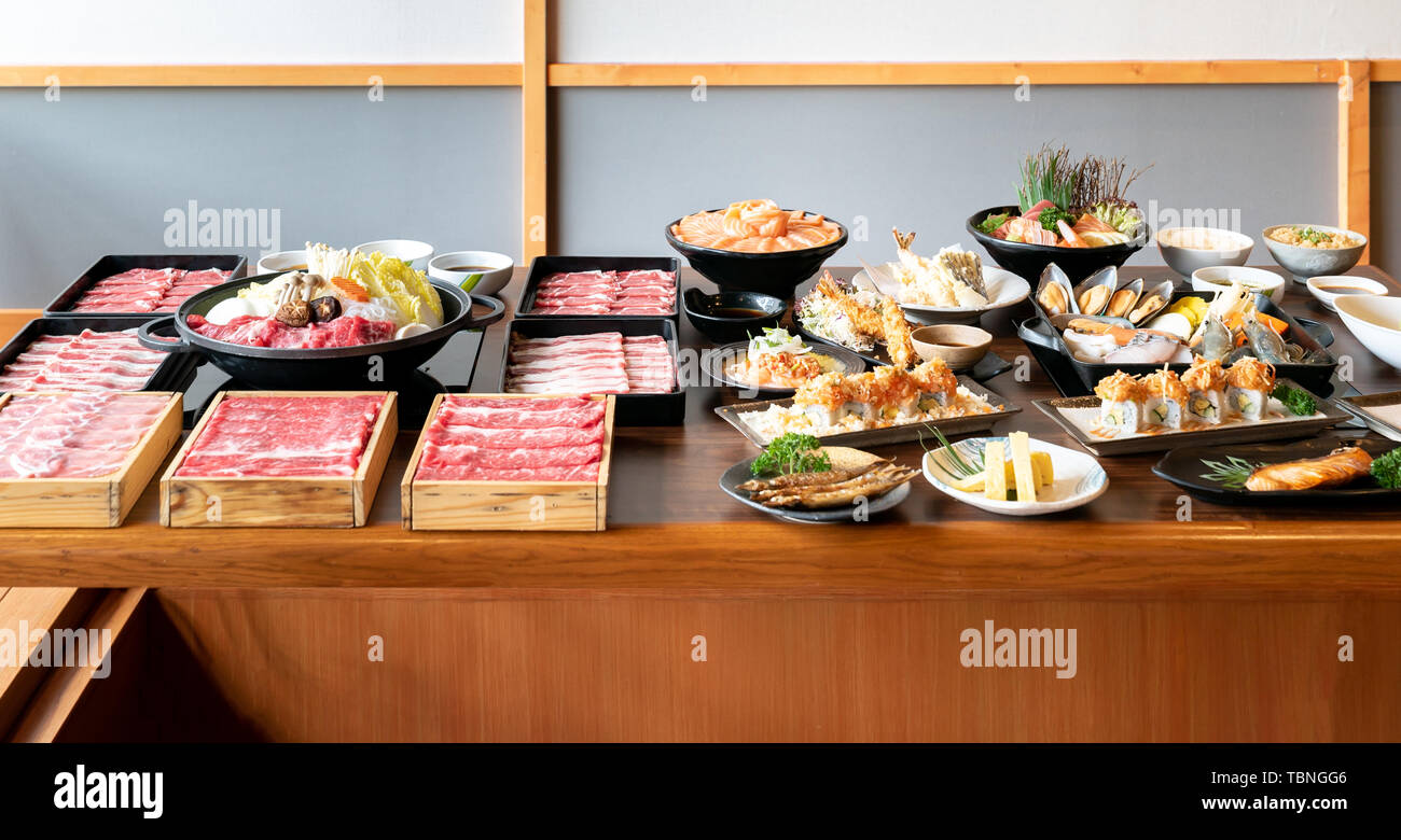 Japanese Wagyu Beef Sukiyaki Set Ready mit vareity der japanischen Küche Küche zu kochen Stockfoto