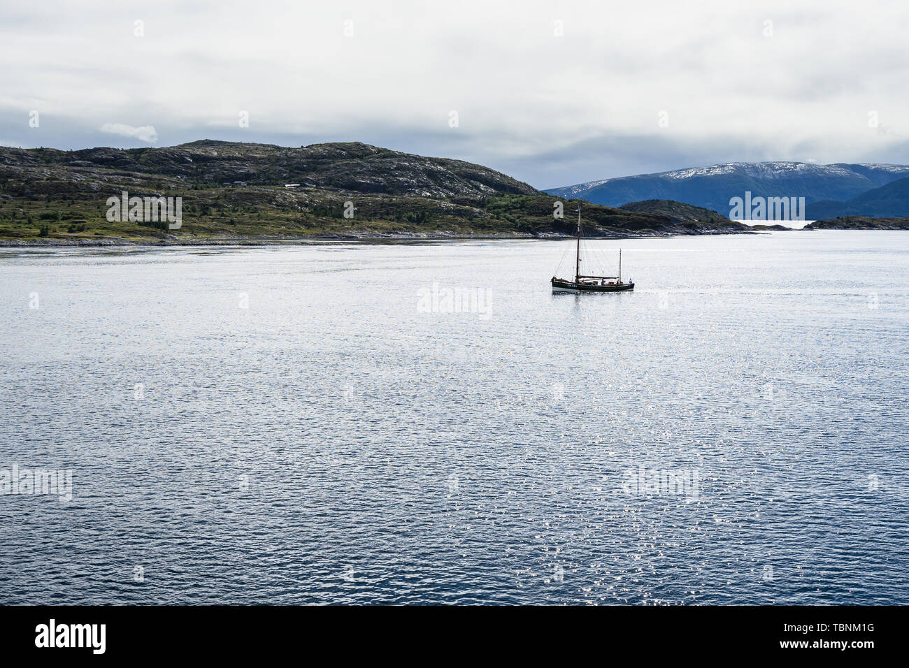 Angeln Segeln in der Nähe der Landschaft Landschaft der norwegischen Fjorde Stockfoto