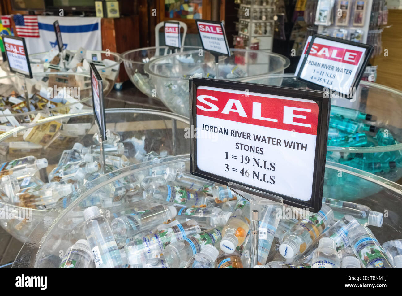 Heilige Wasser aus dem Jordan zum Verkauf an der Taufstelle Yardenit in Israel. Stockfoto