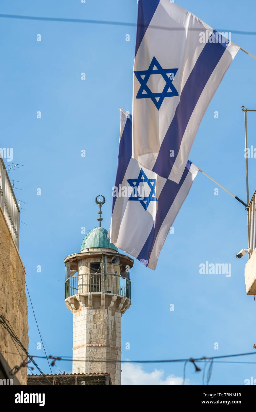 Israelische Flagge und muslimischen Minarett der Moschee in Jerusalem, Israel. Stockfoto