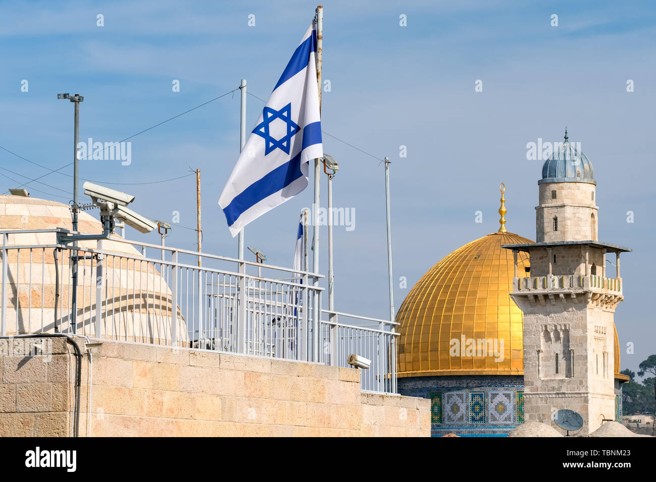 Israelische Flagge und Felsendom Moschee in Jerusalem, Israel. Stockfoto