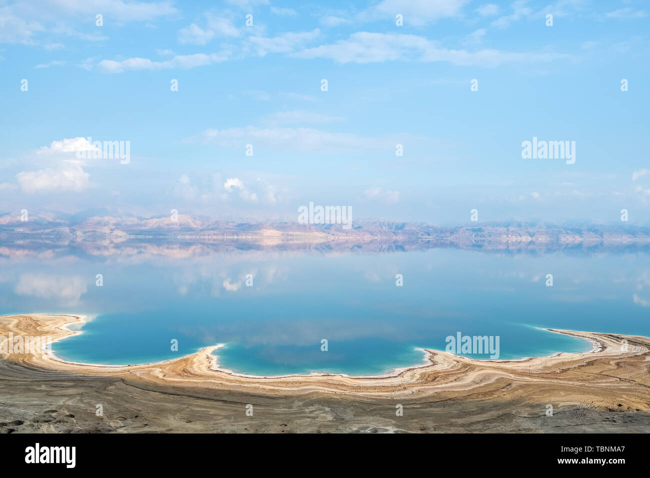 Blick auf die Küste vom Toten Meer in Israel. Textur des Toten Meeres. Stockfoto