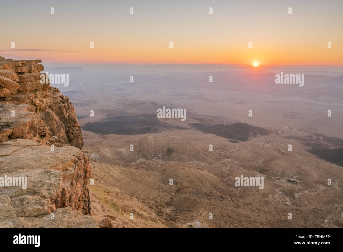 Sonnenaufgang in der Wüste Negev. Makhtesh Ramon Krater in Israel. Stockfoto
