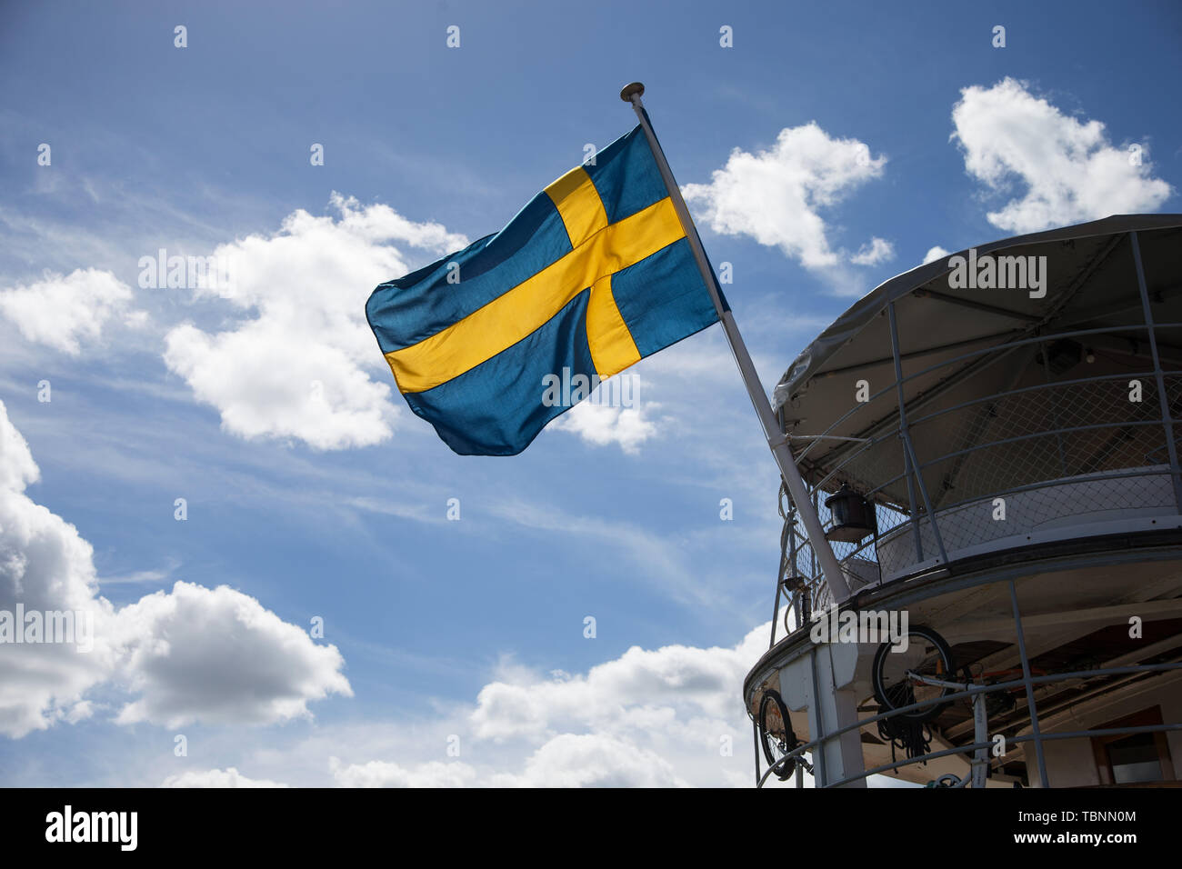20170717 Svenska flaggan I NORSHOLM aktern på en Charterangebot. Schwedische Flagge im Heck eines Bootes. Foto Jeppe Gustafsson Stockfoto