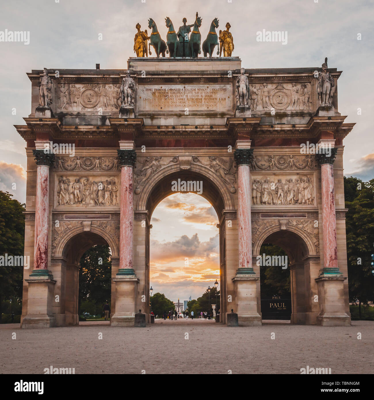 Triumphbogen von den Tuileriengärten bei Sonnenuntergang in Paris Frankreich Stockfoto