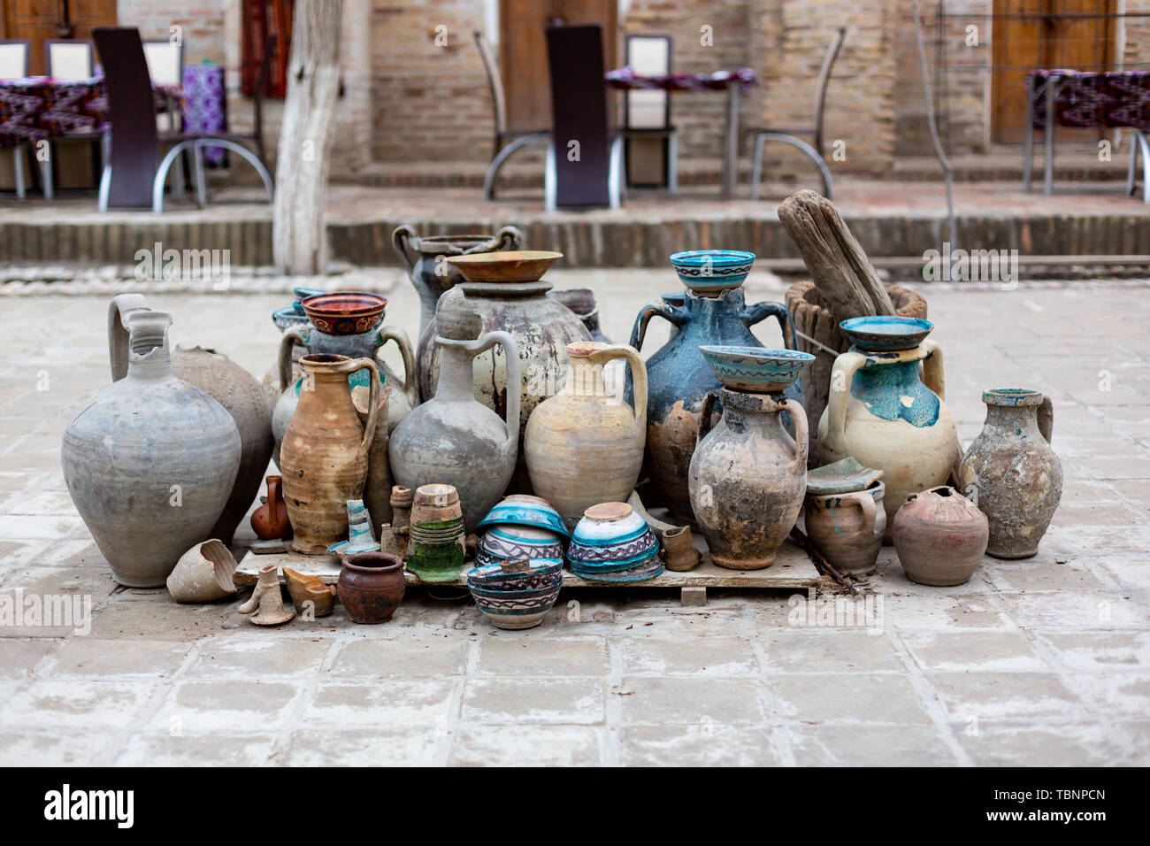 Natürliche traditionelle Ton schöne alte Küchengeräte, Geschirr, Krüge, Vasen, Töpfe, Tassen. Der Hintergrund. Stockfoto