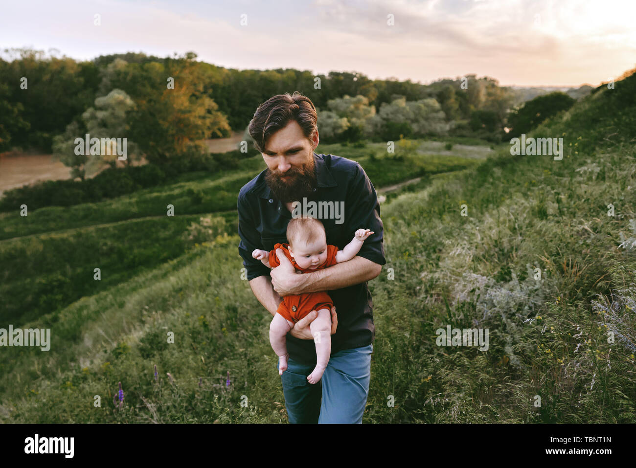 Vater wandern mit Kleinkind Baby outdoor Familie Ferien lifestyle Papa und Kind zusammen reisen Elternteil Vatertag Stockfoto