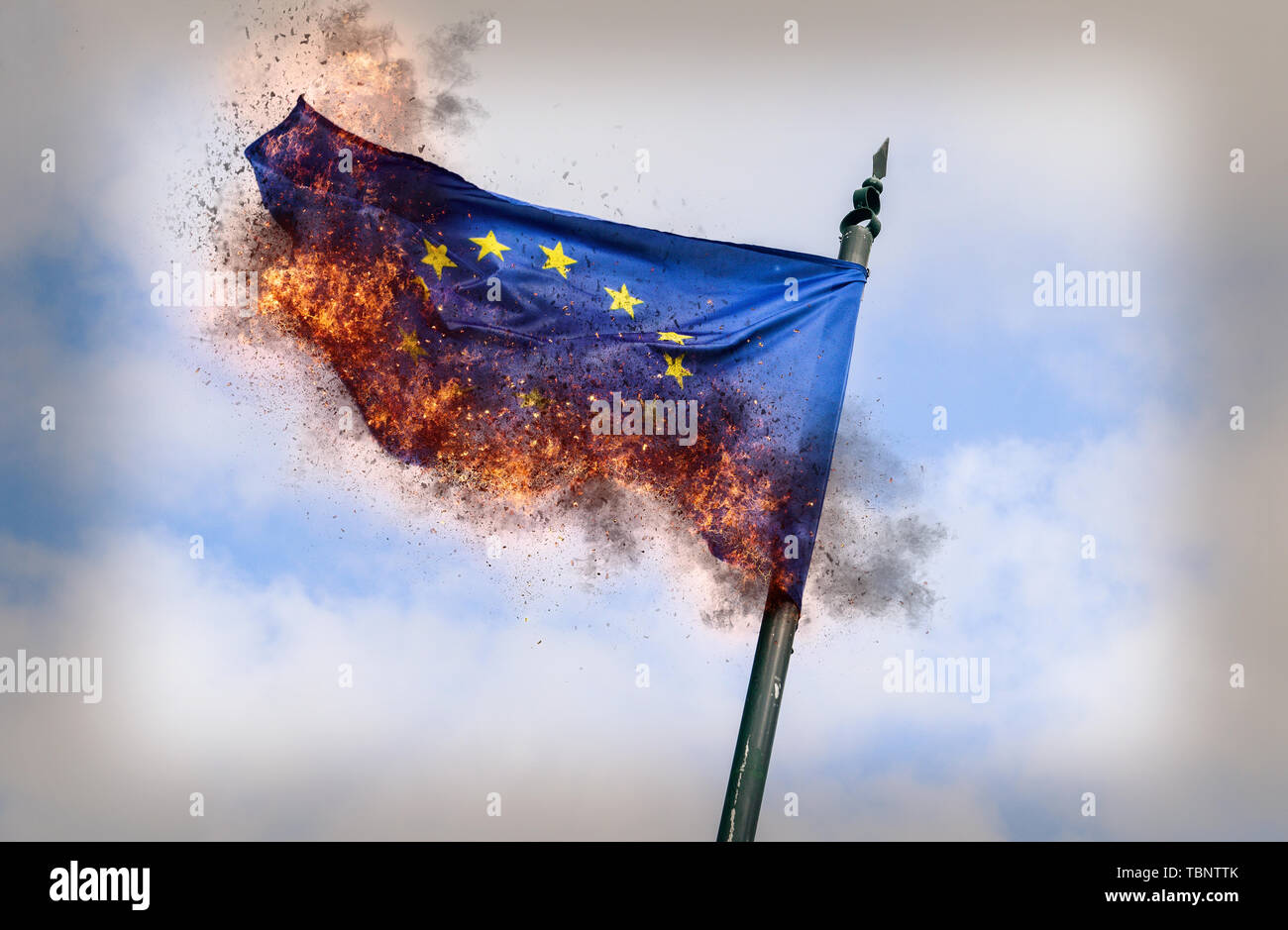 Flagge der Europäischen Union brennen mit Asche - konzeptionelle für das Auseinanderbrechen der Handelsblock und Euroskeptizismus und Populismus - digitale Manipulation Stockfoto