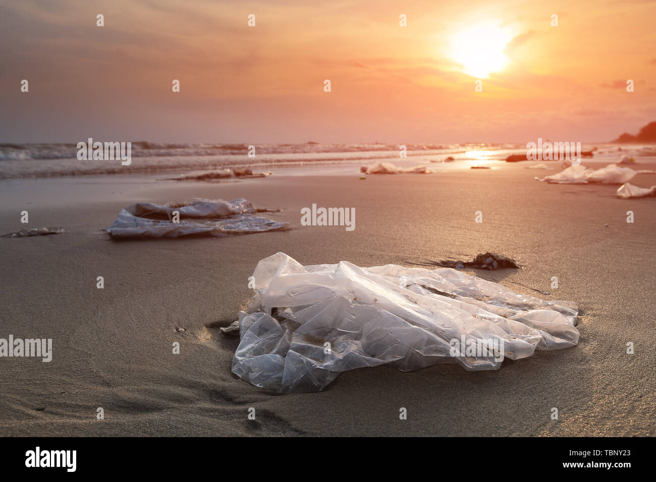 Plastik Müll am Strand in Verschmutzung Sea Scape Umwelt mit Beleuchtung. Stockfoto