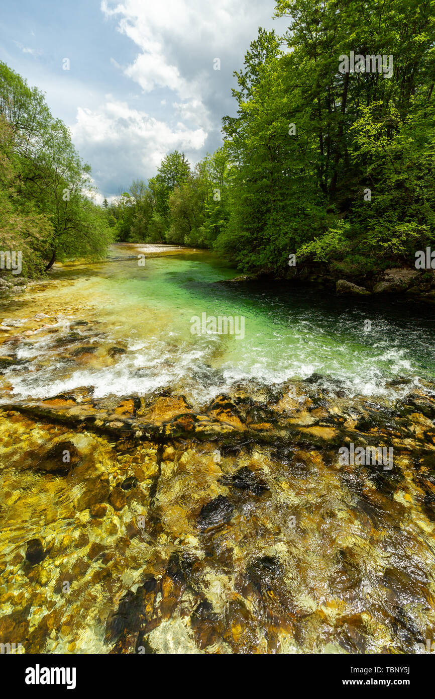 Farbenfrohe Frühling Panorama der Sava Bohinjka am Wocheiner See Dorf Ukanc. Malerische moning Szene im Triglav National Park, in den Julischen Alpen. Stockfoto