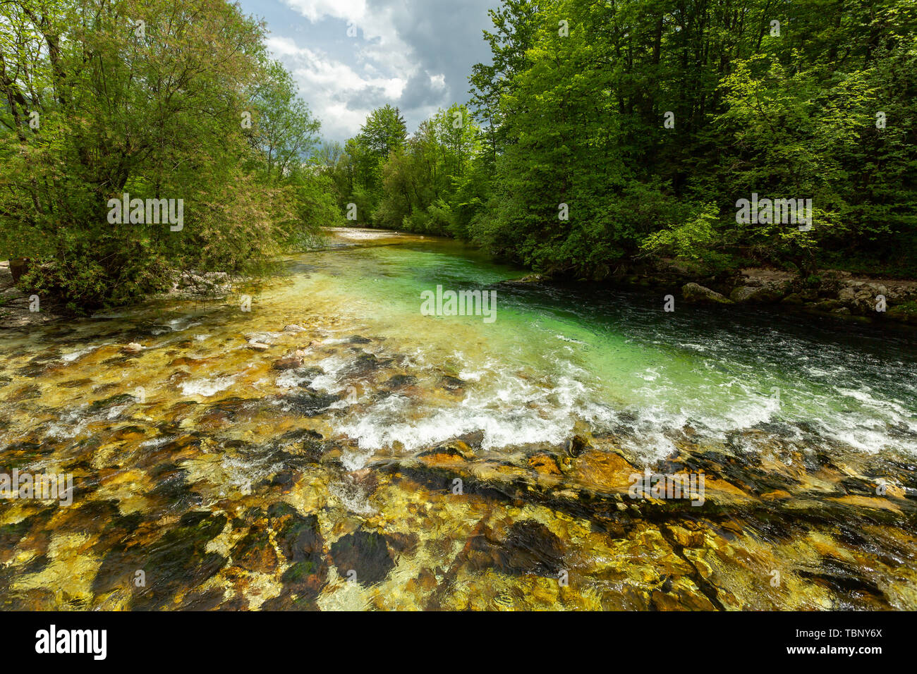 Farbenfrohe Frühling Panorama der Sava Bohinjka am Wocheiner See Dorf Ukanc. Malerische moning Szene im Triglav National Park, in den Julischen Alpen. Stockfoto