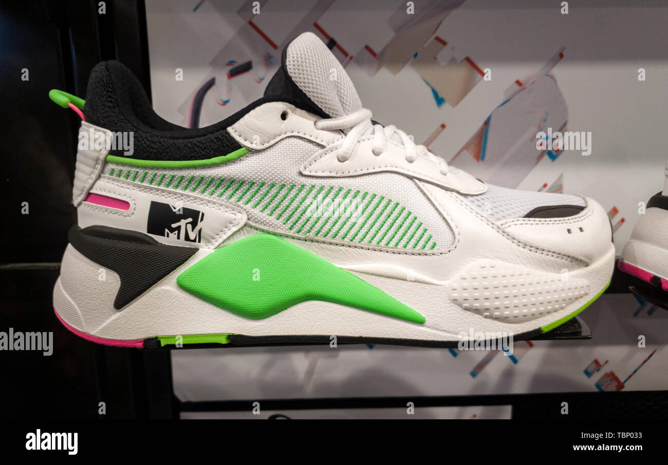 SHEFFIELD, Großbritannien - 2. JUNI 2019: eine Seitenansicht der PUMA X MTV RS-X Titel Trainer für Verkauf in einem Shop in Großbritannien Stockfoto
