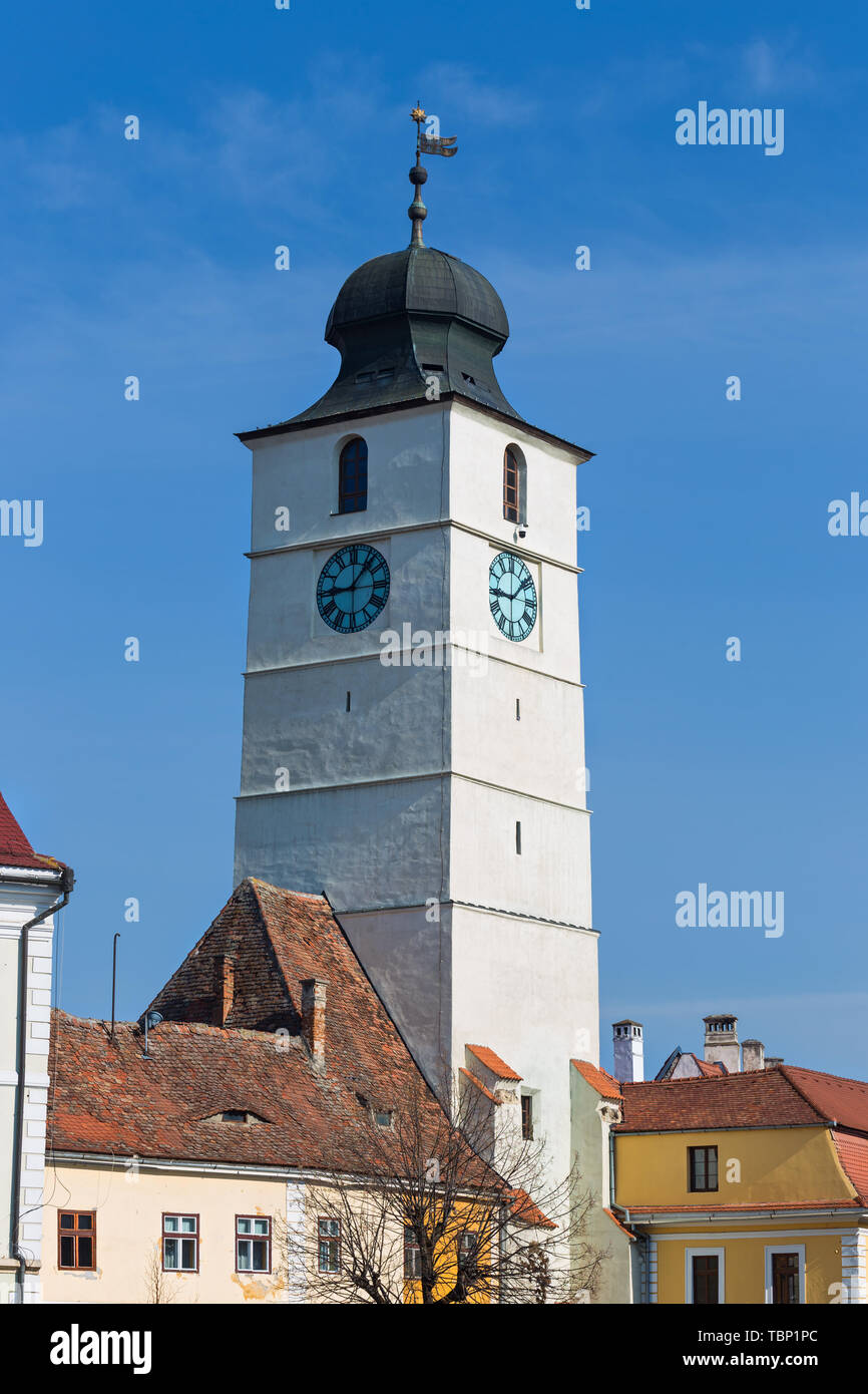 Der mittelalterliche Turm in großen Platz (Piaţa Mare) Sibiu, Siebenbürgen, Rumänien Stockfoto