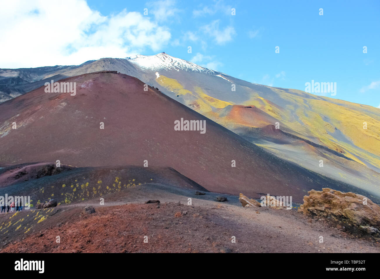 Silvestri Krater Auf Den Atna Mit Ganz Oben Auf Der Beruhmten Vulkan Im Hintergrund Atna In Italien Sizilien Ist Europaischen Hochsten Aktiven Vulkan Wanderer Auf Dem Krater Stockfotografie Alamy
