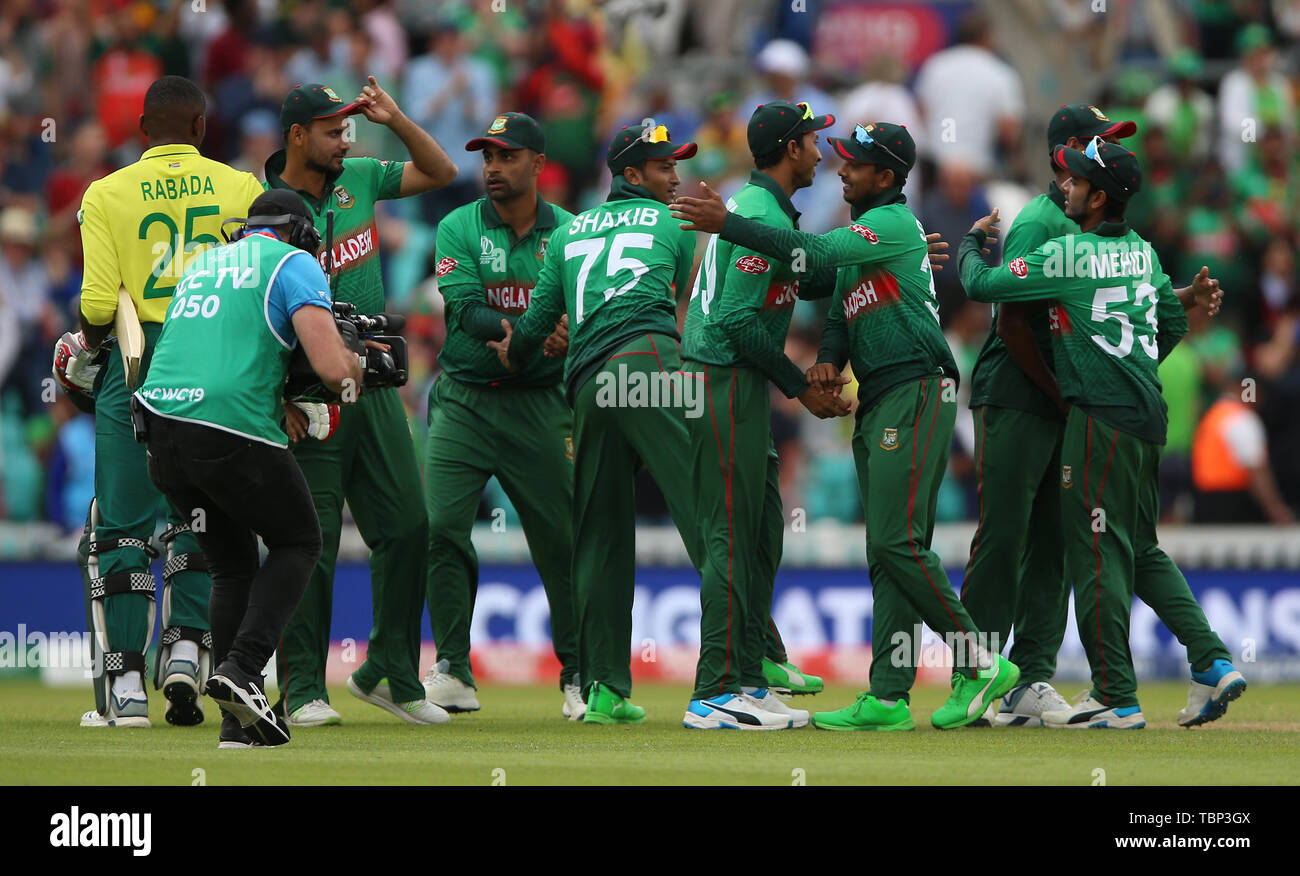 Die Spieler Bangladeschs feiern den Sieg über Südafrika beim ICC