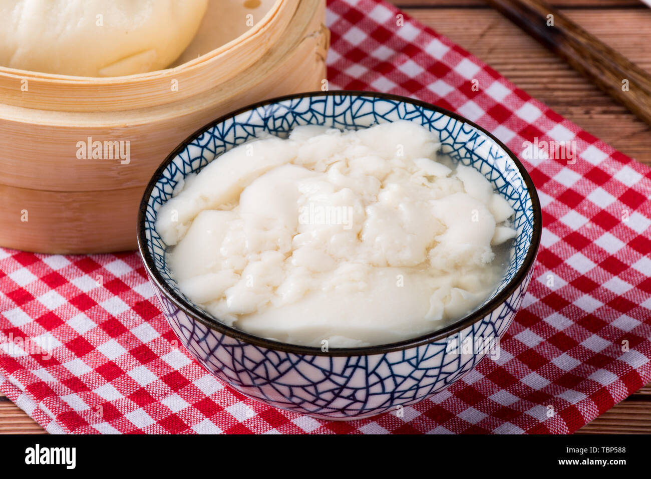 Tofu Gehirn eine berühmte traditionelle Snack, auch Tofu Blume, Bohne Blume bekannt gemischt, je nach dem lokalen Geschmack, es gibt einen Unterschied zwischen Süß und salzig. Stockfoto