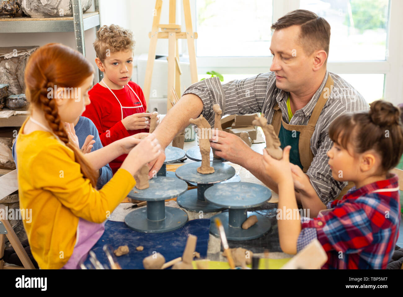 kinder-bildhauerei-begabte-kinder-h-ren-auf-lehrer-und-bildhauerei-ton