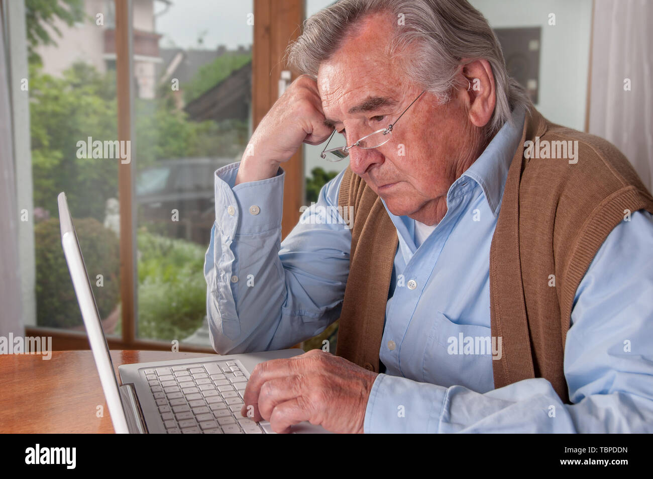 Frustriert senior hat Probleme mit modernen Laptop Stockfoto