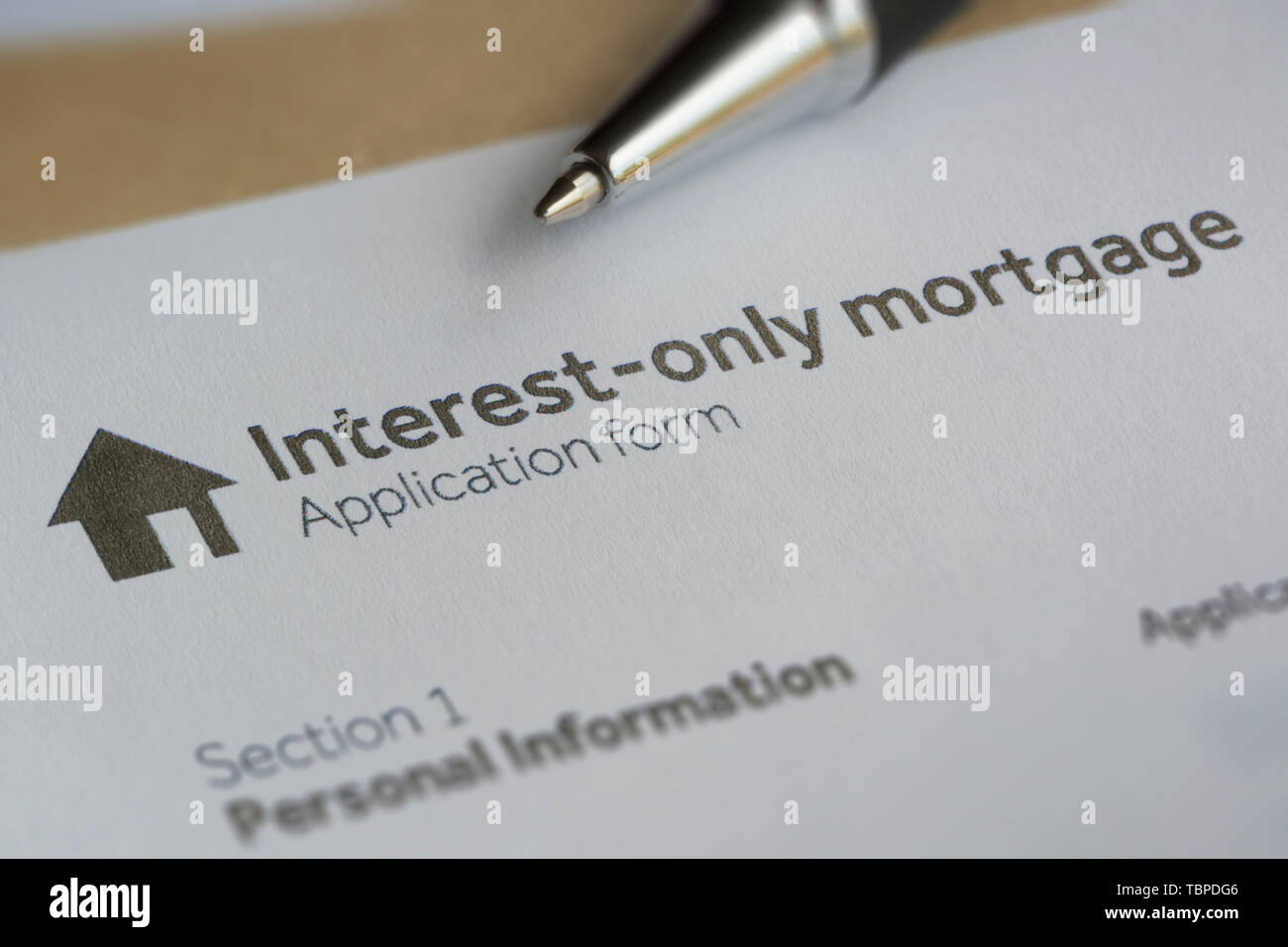 Ein fiktives Antragsformular vorschlagen, eine Person erwägt Bewerbung um ein Interesse - nur Hypothek auf ein Haus. Stockfoto
