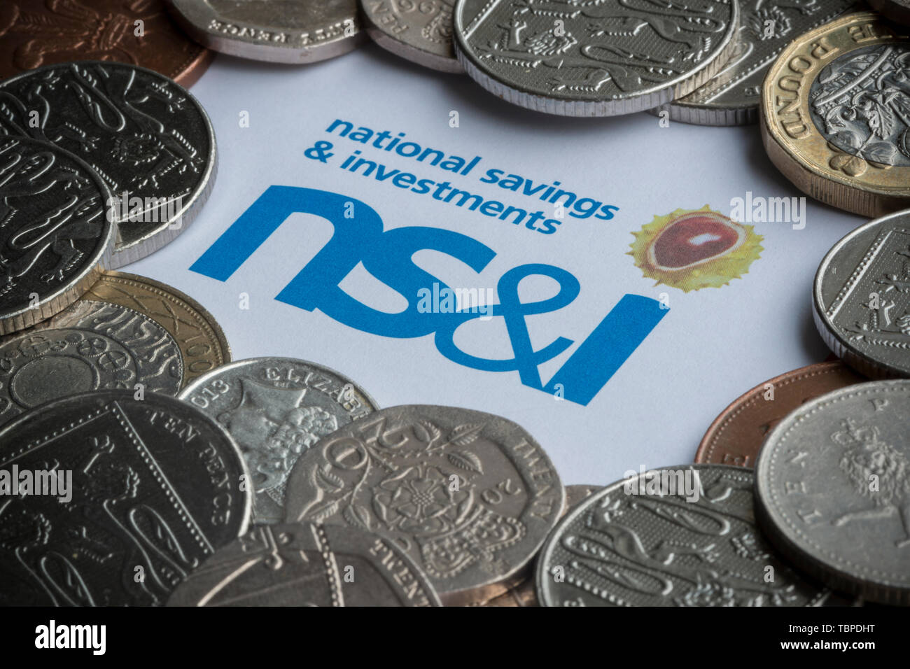 Ein Formular verwendet, NS & ich Premium Bonds mit dem Logo von Münzen umgeben zu erwerben. Stockfoto