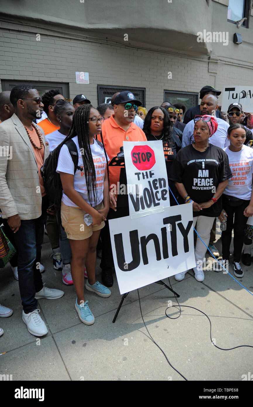 NEW YORK, NY - Juni 01: Derek Perkinson, National Action Network spricht an der 2019 Frieden in den Straßen: Frieden und Einheit März in Harlem auf. Juni 01, 20. Stockfoto