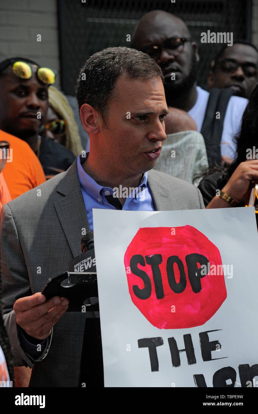 NEW YORK, NY - Juni 01: Abgeordnet Dan Quart spricht an der 2019 Frieden in den Straßen: Frieden und Einheit März in Harlem am Juni 01, 2019 in New York City Stockfoto