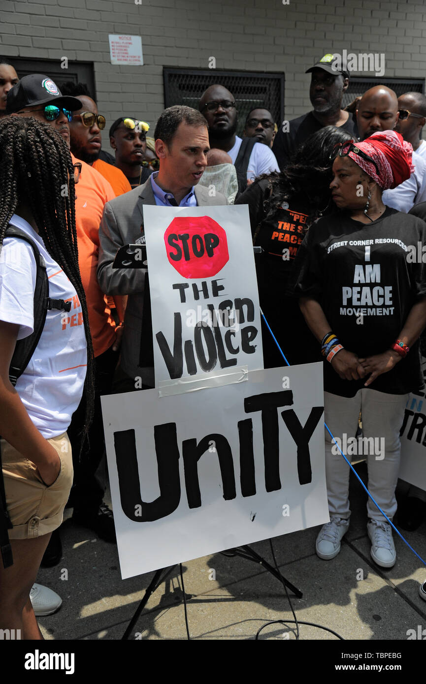 NEW YORK, NY - Juni 01: Abgeordnet Dan Quart spricht an der 2019 Frieden in den Straßen: Frieden und Einheit März in Harlem am Juni 01, 2019 in New York City Stockfoto