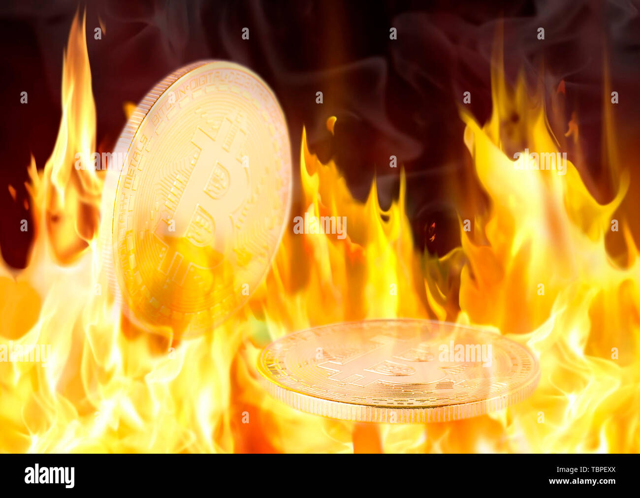 Cryptocurrency, digitale Währung, Finanzen und Business Konzept - gold Bitcoin auf Feuer Stockfoto