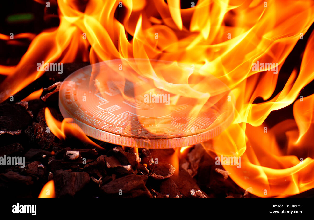 Cryptocurrency, digitale Währung, Finanzen und Business Konzept - gold Bitcoin auf Feuer Stockfoto