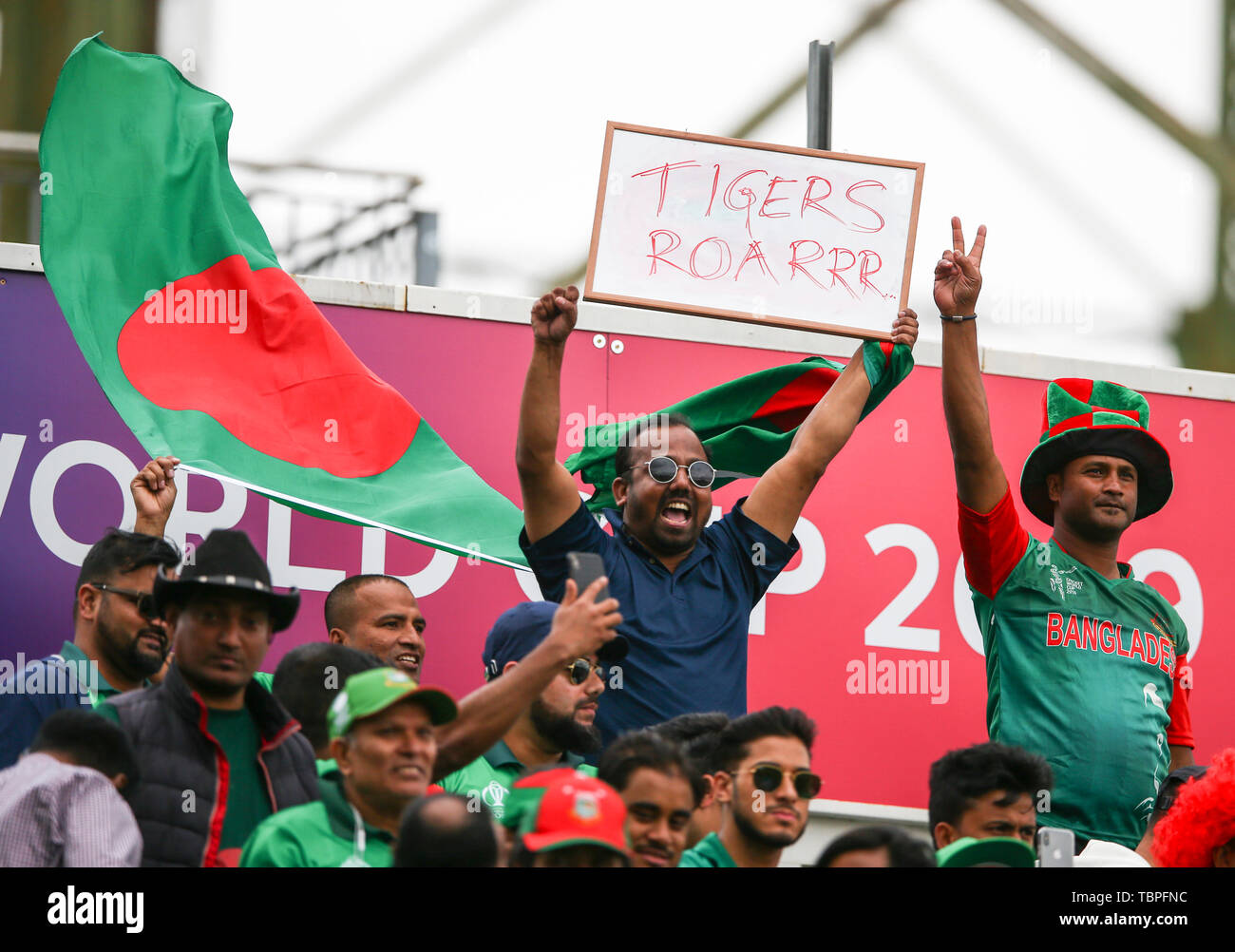 Kia Oval, London, UK. 2. Juni 2019. ICC World Cup Cricket, Südafrika gegen Bangladesch Bangladesch Fans feiern ihre Mannschaften Sieg Credit: Aktion plus Sport/Alamy leben Nachrichten Stockfoto