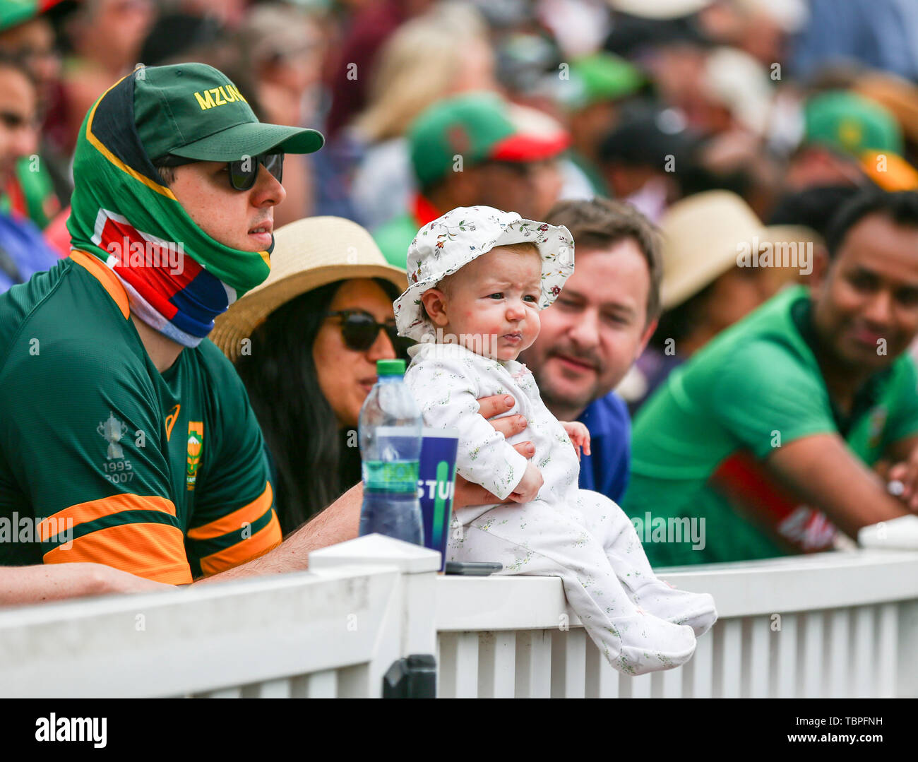 Kia Oval, London, UK. 2. Juni 2019. ICC World Cup Cricket, Südafrika gegen Bangladesh; eine junge südafrikanische Ventilator genießen das Spiel mit ihren Eltern Kreditkarten: Aktion plus Sport/Alamy leben Nachrichten Stockfoto