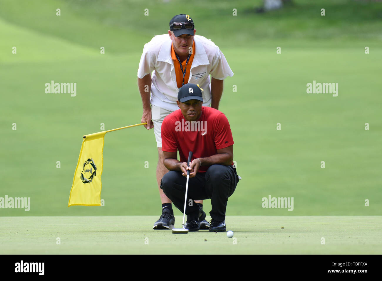 Dublin, OH, USA. 02 Juni, 2019. Tiger Woods und seine Caddy Joe LaCava Auge einen Schlag während der letzten Runde spielen am Memorial Day 2019 Turnier durch Allgemein bei Muirfield Village Golf Club in Dublin, OH vorgestellt. Austyn McFadden/CSM Credit: Cal Sport Media/Alamy Live News Credit: Csm/Alamy leben Nachrichten Stockfoto