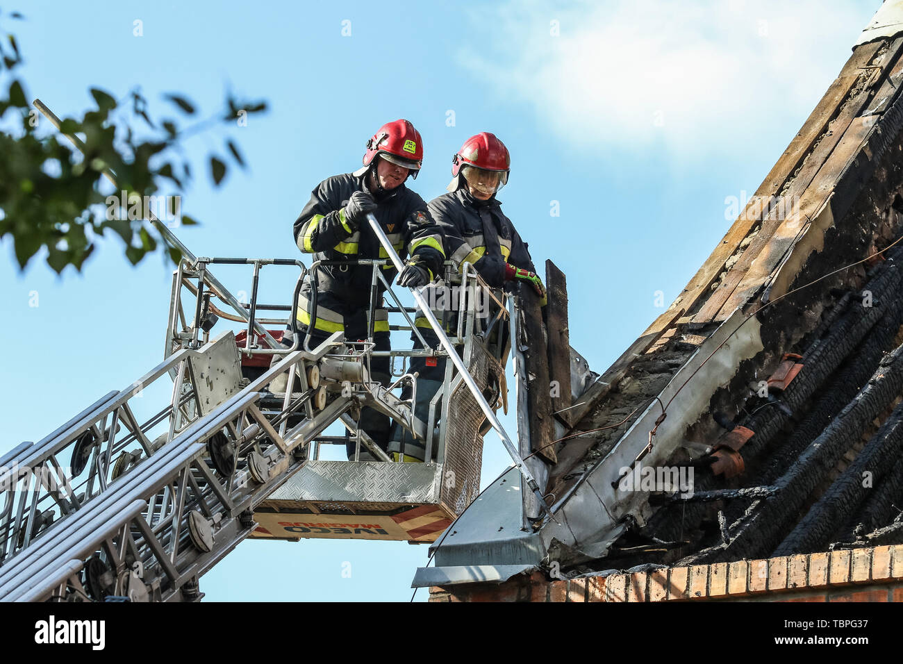 Danzig, Polen. 2. Juni 2019 Feuer im Dach der Kirche der Heiligen Peter und Paul (Kosciol sw. Piotr i Pawla) begann am frühen Morgen und zerstörte einen großen Teil der alten Dach der historischen Kirche. Feuerwehrleute versuchen, den Brand in der Kirche der Heiligen Peter und Paul zu steuern sind. © vadim Pacajev/Alamy leben Nachrichten Stockfoto