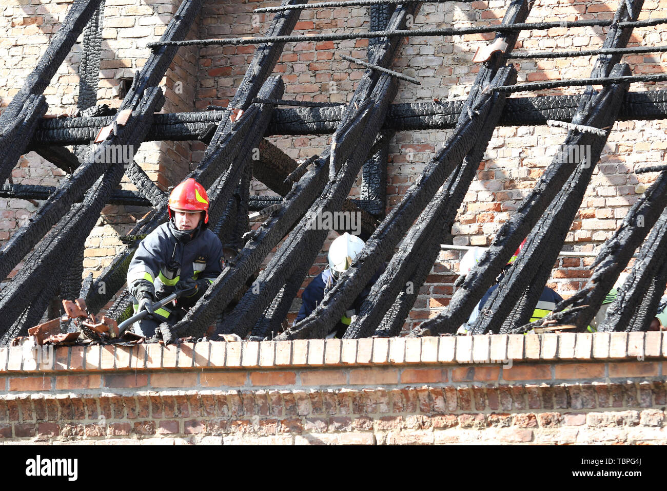 Danzig, Polen. 2. Juni 2019 Feuer im Dach der Kirche der Heiligen Peter und Paul (Kosciol sw. Piotr i Pawla) begann am frühen Morgen und zerstörte einen großen Teil der alten Dach der historischen Kirche. Feuerwehrleute versuchen, den Brand in der Kirche der Heiligen Peter und Paul zu steuern sind. © vadim Pacajev/Alamy leben Nachrichten Stockfoto