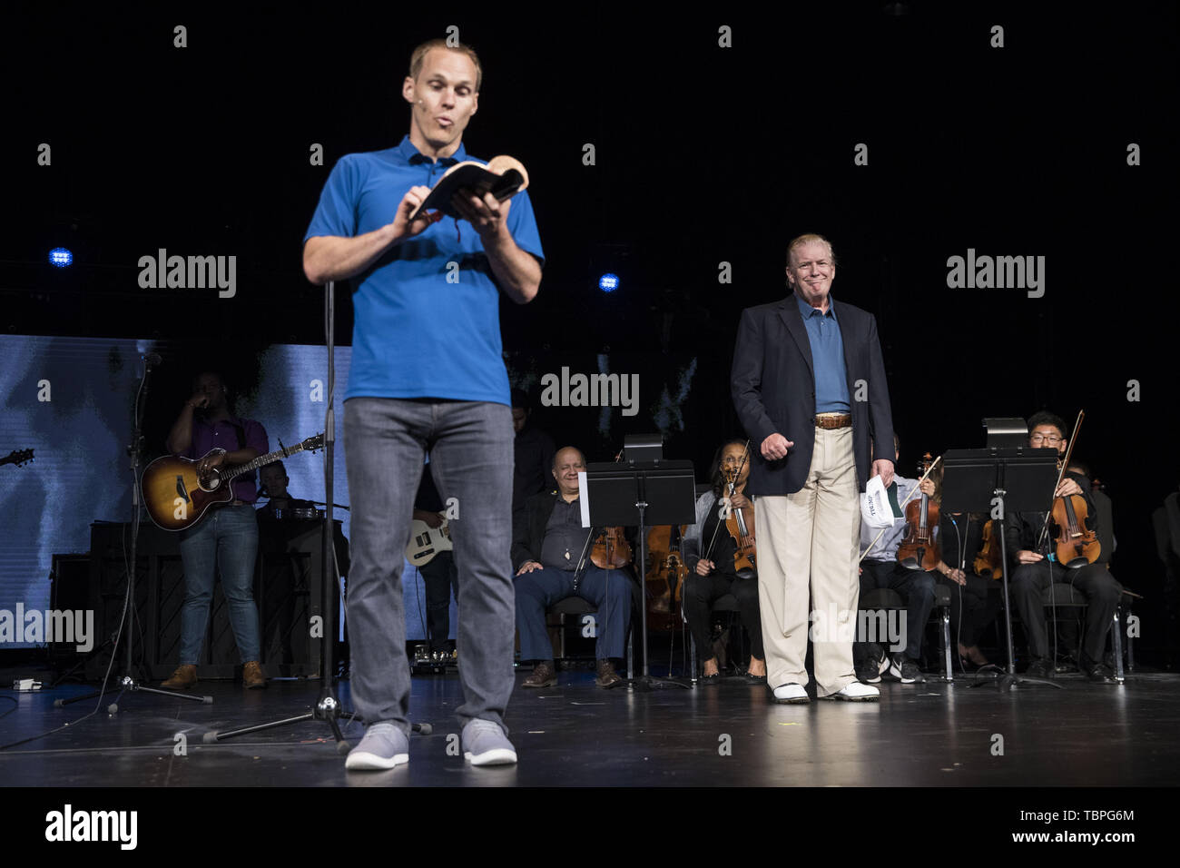 Vienna, Virginia, USA. 2. Juni 2019. Präsidenten der Vereinigten Staaten Donald J. Trumpf macht einen überraschenden Besuch zur McLean Bible Church in Vienna, Virginia, wo der Pastor David Platt für ihn Sonntag Juni 2, 2019 betete. Credit: Sarah Silbiger/Pool über CNP Credit: Sarah Silbiger/CNP/ZUMA Draht/Alamy leben Nachrichten Stockfoto