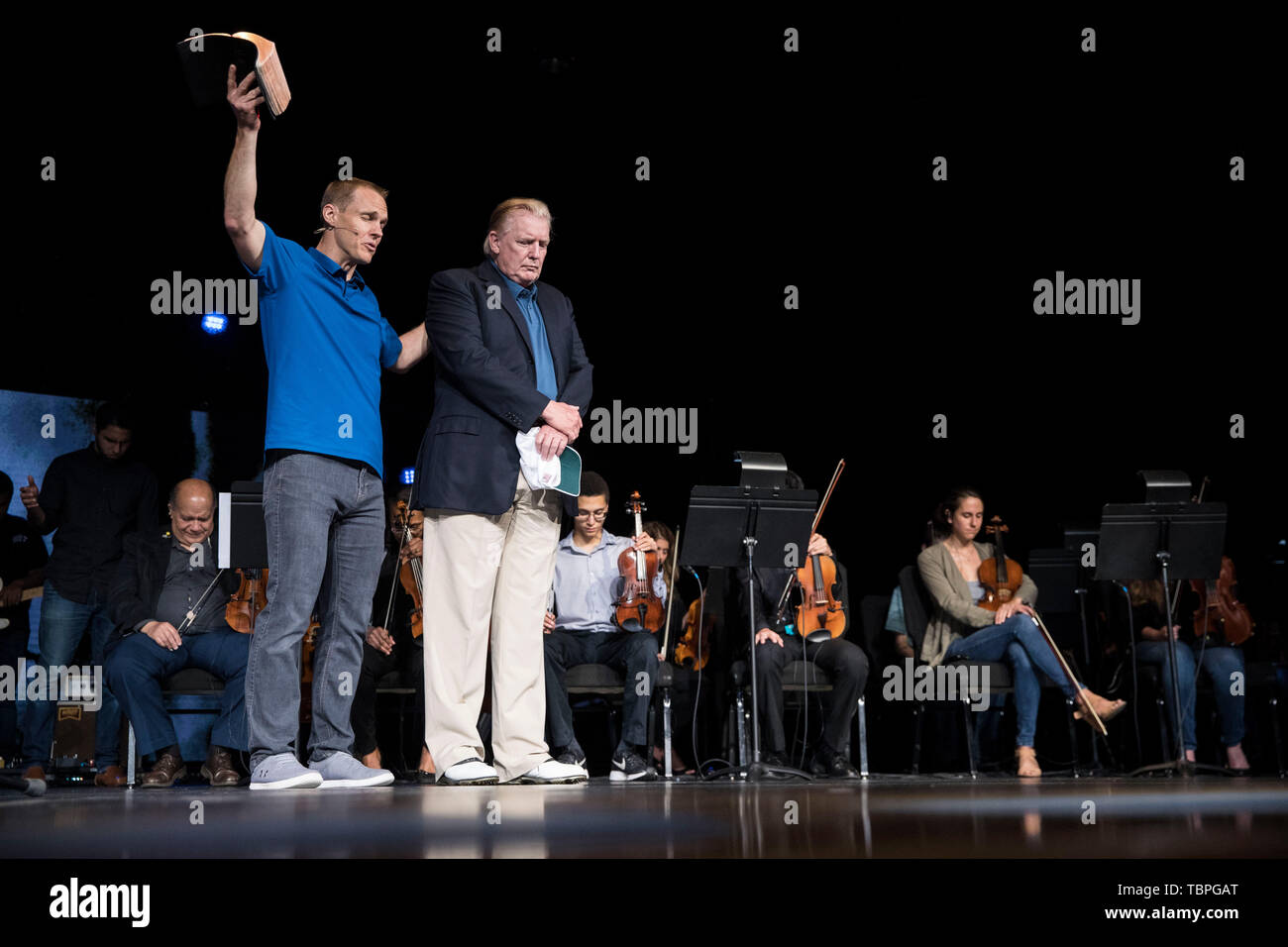 Wien, die Vereinigten Staaten von Amerika. 02 Juni, 2019. Präsidenten der Vereinigten Staaten Donald J. Trumpf macht einen überraschenden Besuch zur McLean Bible Church in Vienna, Virginia, wo der Pastor David Platt für ihn Sonntag Juni 2, 2019 betete. Credit: Sarah Silbiger/Pool über CNP | Verwendung der weltweiten Kredit: dpa/Alamy leben Nachrichten Stockfoto