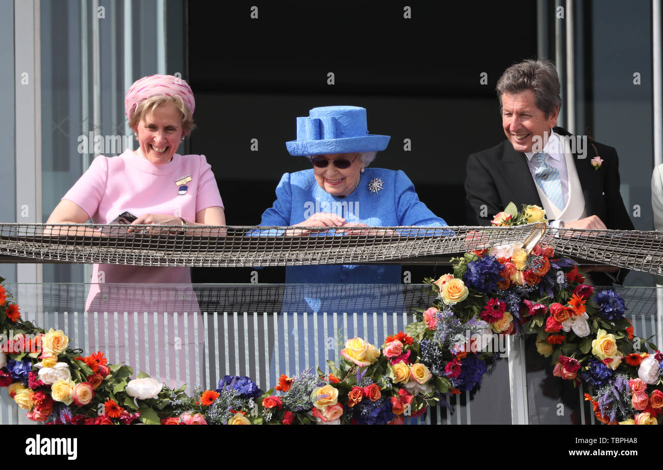 Königin Elizabeth II. ist alles Lächeln, wie sie Uhren der Investec Epsom Derby Pferderennen neben ihrem Horse Racing Manager John Warren und Julia Budd Epsom Rennbahn Vorsitzender, Epsom, Surrey, UK am 1. Juni 2019. Stockfoto