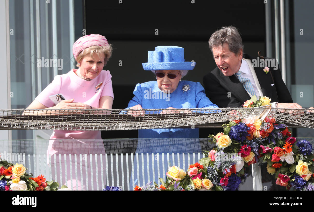 Queen Elizabeth II Uhren der Investec Epsom Derby Pferderennen neben ihrem Horse Racing Manager John Warren und Julia Budd Epsom Rennbahn Vorsitzender, Epsom, Surrey, UK am 1. Juni 2019. Stockfoto