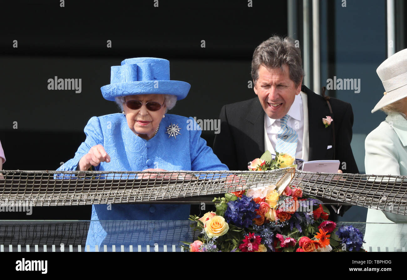 Königin Elizabeth II. ist alles Lächeln, wie sie Uhren der Investec Epsom Derby Pferderennen neben ihrem Horse Racing Manager John Warren, Epsom, Surrey, UK am 1. Juni 2019. Stockfoto