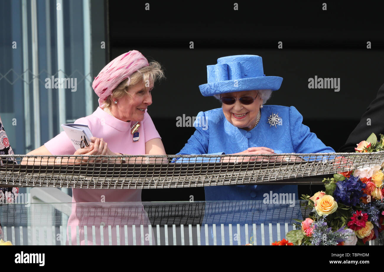 Königin Elizabeth II. ist alles Lächeln, wie sie Uhren der Investec Epsom Derby Pferderennen neben Julia Budd Epsom Rennbahn Vorsitzender, Epsom, Surrey, UK am 1. Juni 2019. Stockfoto