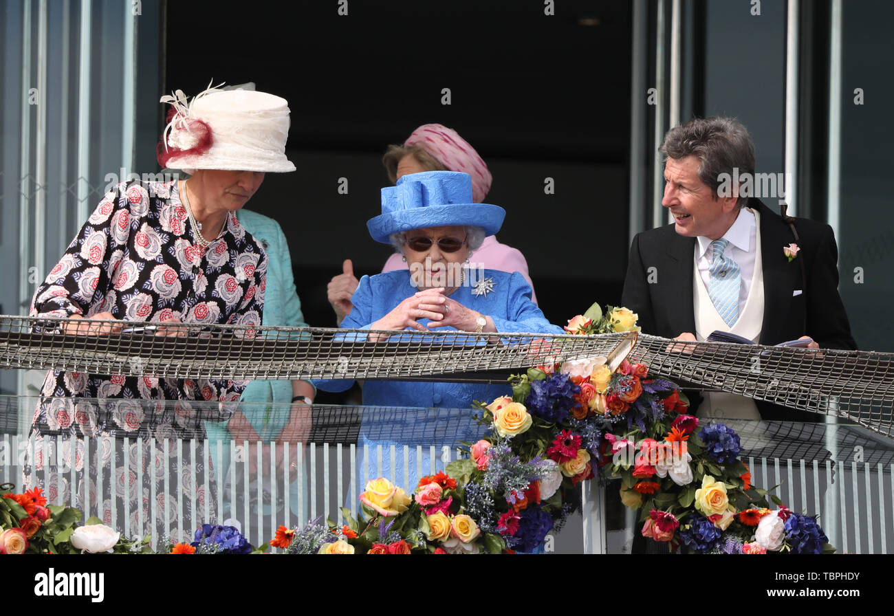 Queen Elizabeth II Uhren der Investec Epsom Derby Pferderennen, Epsom, Surrey, UK am 1. Juni 2019. Stockfoto