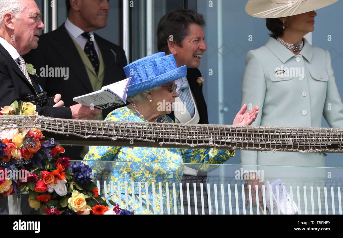 Königin Elizabeth II. Etwas an der Investec Epsom Derby Pferderennen, Epsom, Surrey, UK am 1. Juni 2019 animiert. Stockfoto