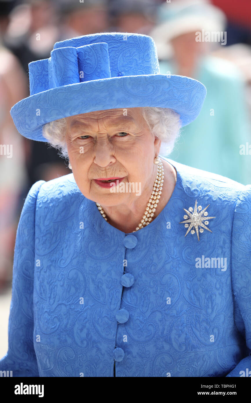 Queen Elizabeth II. kommt, an der Investec Epsom Derby Pferderennen, Epsom, Surrey, UK am 1. Juni 2019. Stockfoto