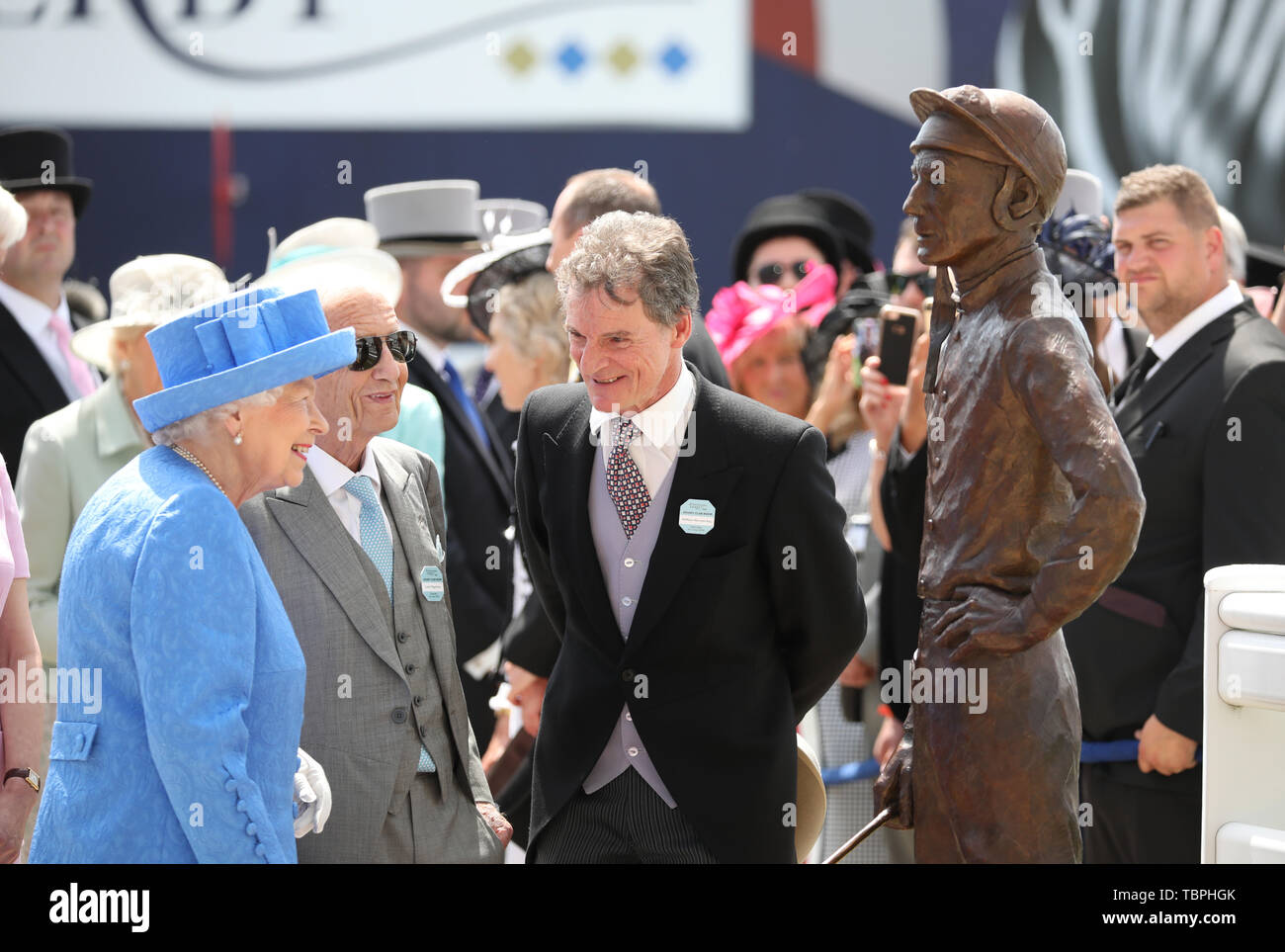 Queen Elizabeth II stellt eine lebensgroße Statue von Lester Piggott, mit Lester Piggott (dunkle Brille), an der Investec Epsom Derby Pferderennen, Epsom, Surrey, UK am 1. Juni 2019. Stockfoto