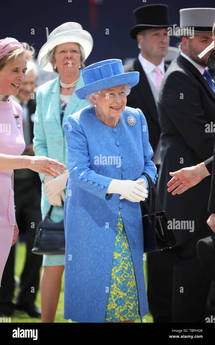Queen Elizabeth II. kommt, an der Investec Epsom Derby Pferderennen, Epsom, Surrey, UK am 1. Juni 2019. Stockfoto