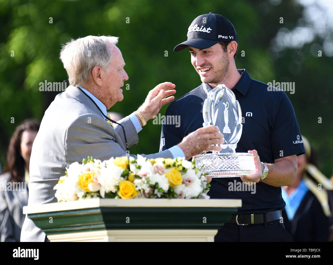 Dublin, OH, USA. 02 Juni, 2019. Jack Nicklaus präsentiert die Erinnerungsturnier Trophäe zu Patrick Cantlay nach der letzten Runde spielen am Memorial Day 2019 Turnier durch Allgemein bei Muirfield Village Golf Club in Dublin, OH vorgestellt. Austyn McFadden/CSM/Alamy leben Nachrichten Stockfoto