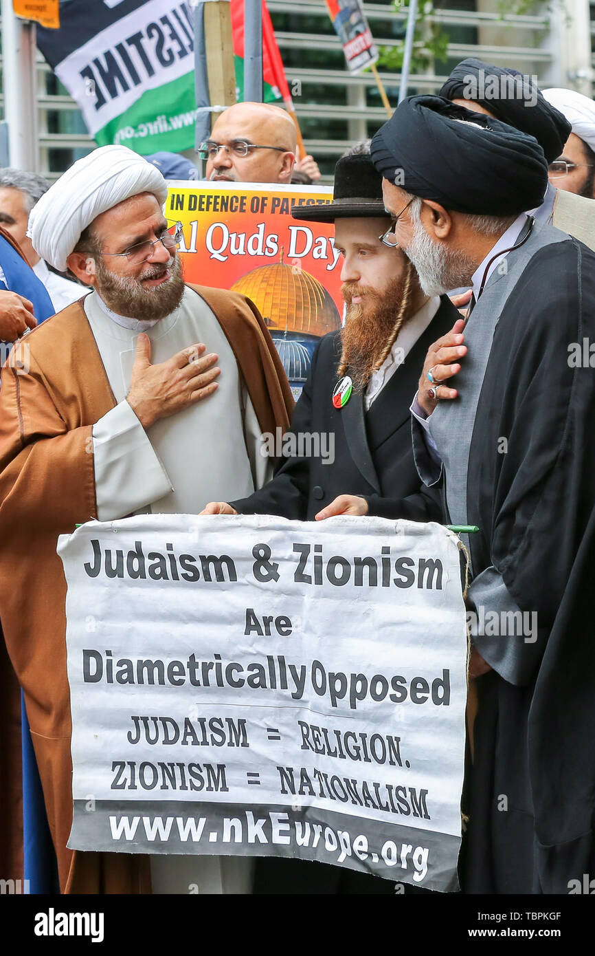 London, Großbritannien. 02 Juni, 2019. Die Demonstranten mit Plakaten während der Rallye. Die Al Quds Tag Rallye ist ein Ereignis, das angeblich die Not der palästinensischen Bevölkerung zu markieren und das Bewusstsein für Islamische Verfolgung um der Welt erhöhen. Der al-quds-Tag ist eine jährliche Tag des Protestes im Jahre 1979 durch den späten iranischen Herrscher Ayatollah Khomeini, gefeiert wird Unterstützung für das palästinensische Volk und ihren Widerstand gegen die israelische Besatzung zum Ausdruck zu bringen. Eine Gegendemonstration von Unterstützern Israels fand auch. Credit: SOPA Images Limited/Alamy leben Nachrichten Stockfoto