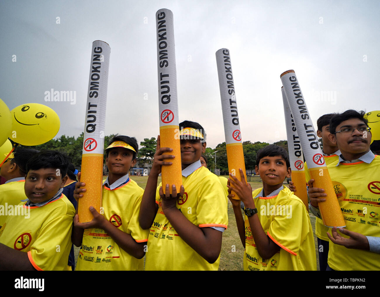 Kolkata, Indien. 02 Juni, 2019. Schule Kinder halten Repliken von Zigaretten während der Rallye. Schule Kinder im Rauch frei Rally während der kein Tabak Woche Bewusstsein in Kalkutta nehmen, übermitteln Sie Nachrichten an das Volk über die Auswirkungen von Rauchen und Tabak. Credit: SOPA Images Limited/Alamy leben Nachrichten Stockfoto