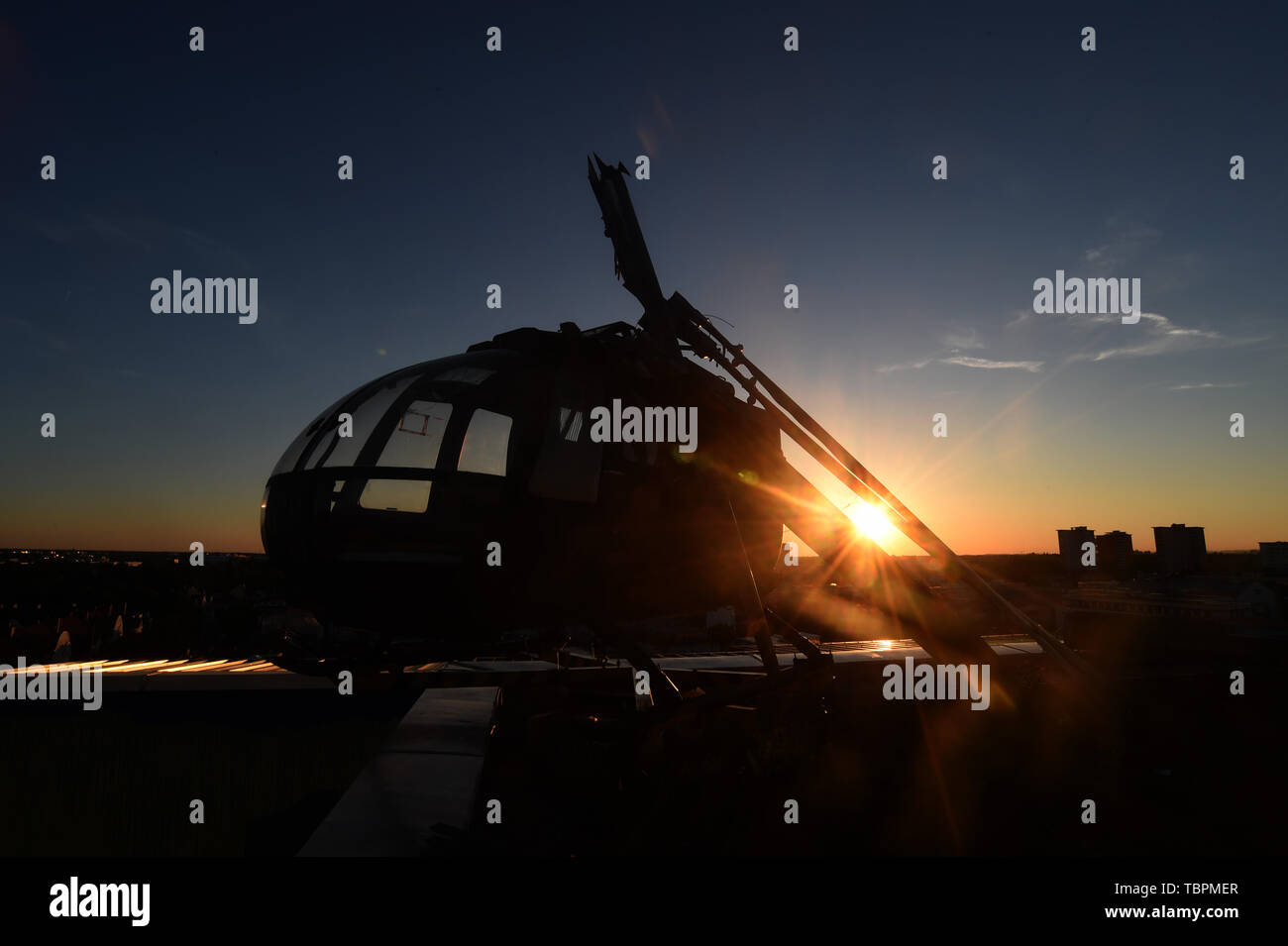 München, Deutschland. 02 Juni, 2019. Ein Hubschrauber mit den Worten des Titels zu Pflugscharen", die durch den Hurrikan beschädigt wurde Niklas 2015, steht bei Sonnenuntergang auf dem Dach des Kistlerhof, wo der Künstler FLATZ unterhält eine Skulptur Garten. Credit: Felix Hörhager/dpa - ACHTUNG: Nur für die redaktionelle Verwendung im Zusammenhang mit der Berichterstattung über den Künstler./dpa/Alamy leben Nachrichten Stockfoto